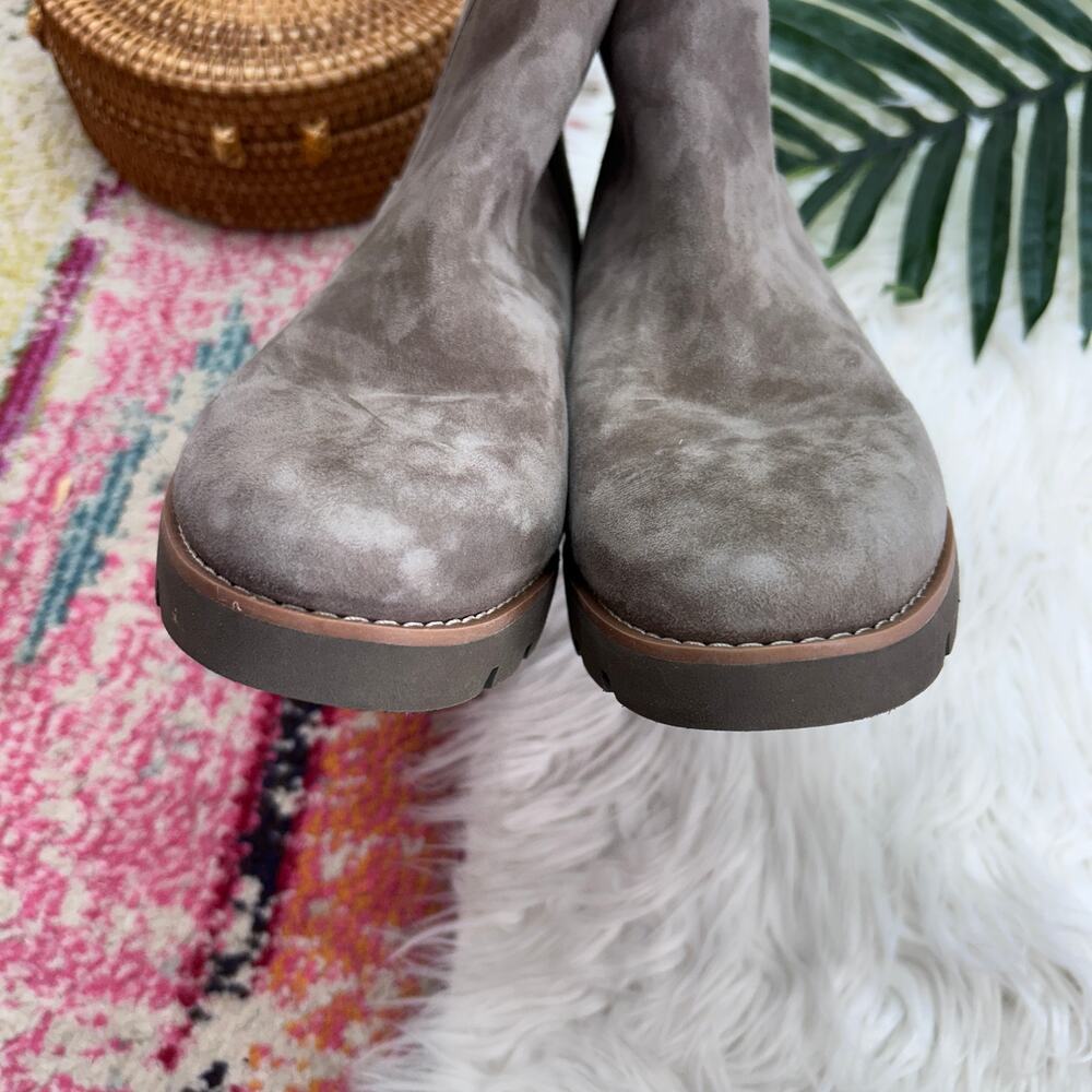 $180 Vionic Aria Chelsea Booties 8.5 Gray Suede Leather Ankle Boot Wedge - Picture 6 of 9